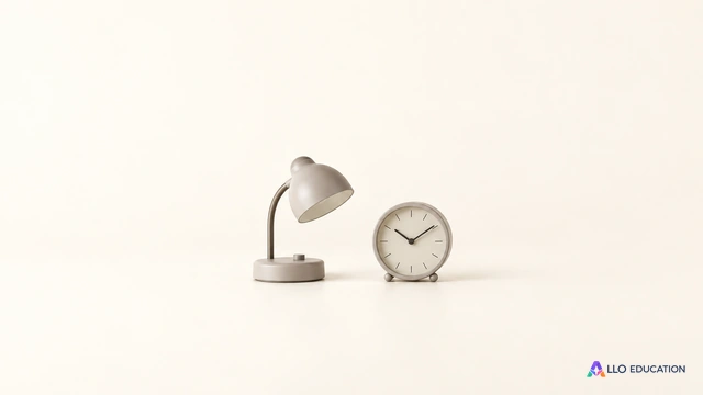 Une petite lampe éteinte et une horloge sans chiffres, entièrement visibles sur fond ivoire.