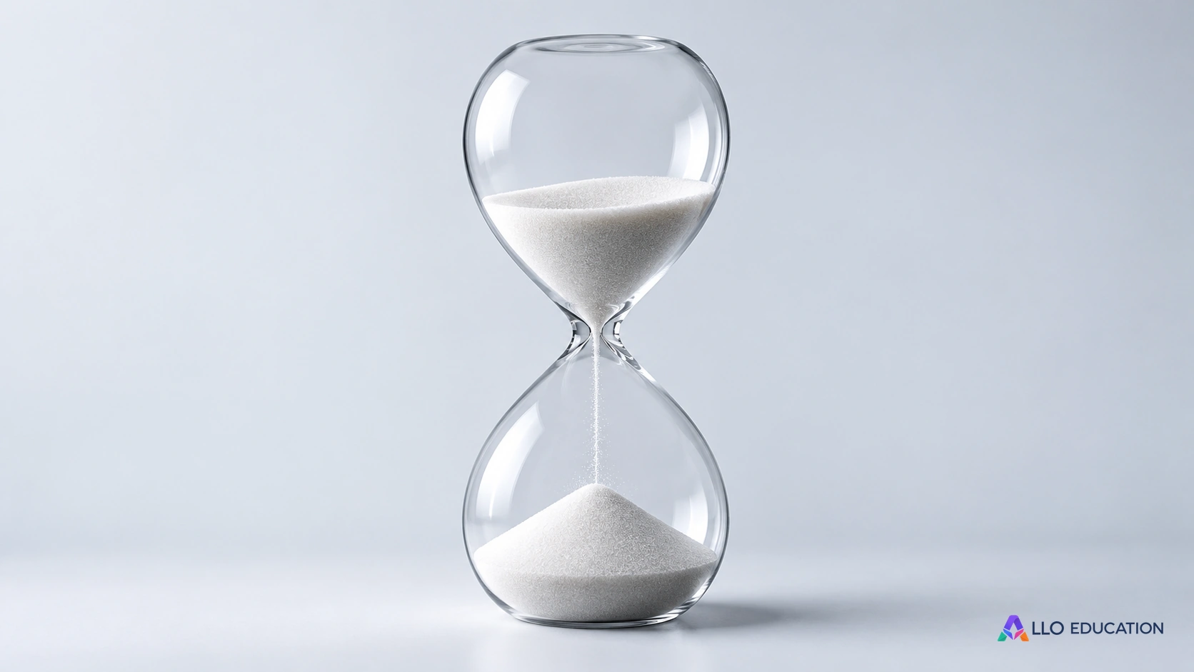 Un sablier sans inscription évoque la temporalité des réponses au stress.